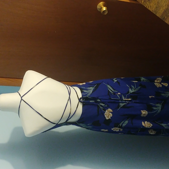 Lulu's open back criss cross dress size M - Picture 2 of 3